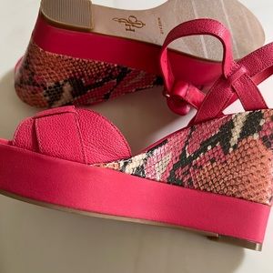 Cole Haan Platform Sandal Pink snake skin finish. Size 8B